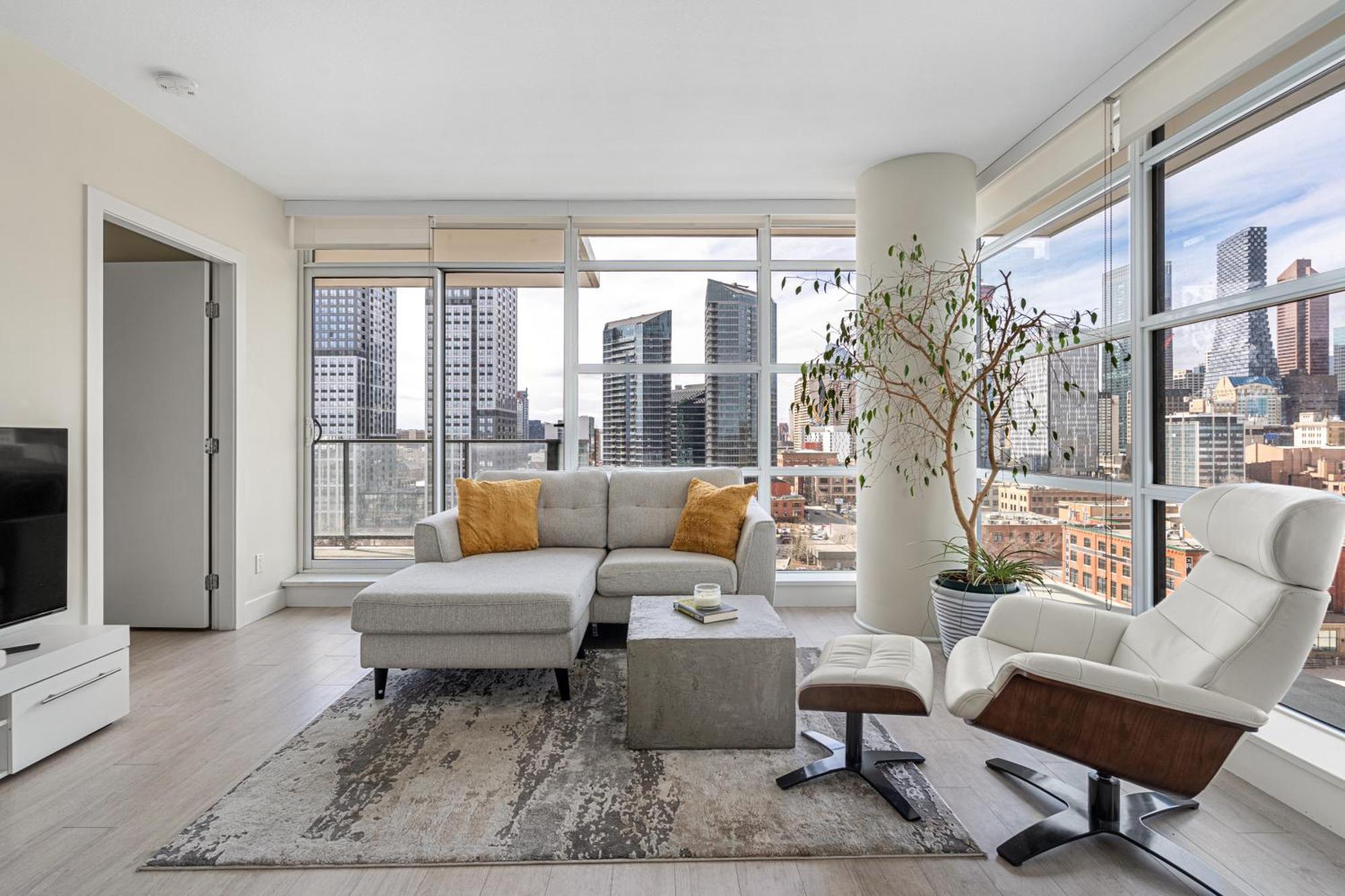 Luxury Corner Unit Dt W Panoramic Skyline City & Tower Views! Near Stampede, Bmo Centre! Free Banff Pass, Parking, Wine! Calgary Exterior photo