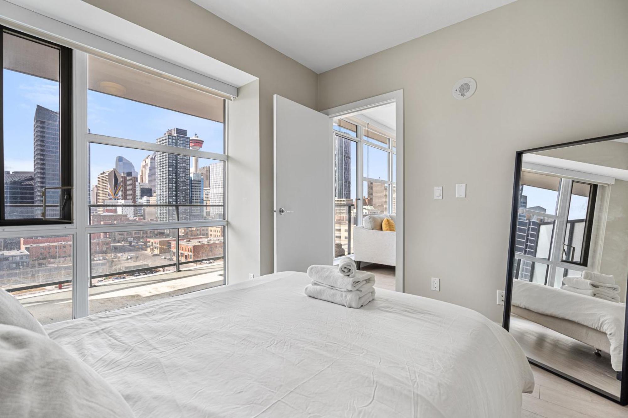 Luxury Corner Unit Dt W Panoramic Skyline City & Tower Views! Near Stampede, Bmo Centre! Free Banff Pass, Parking, Wine! Calgary Exterior photo