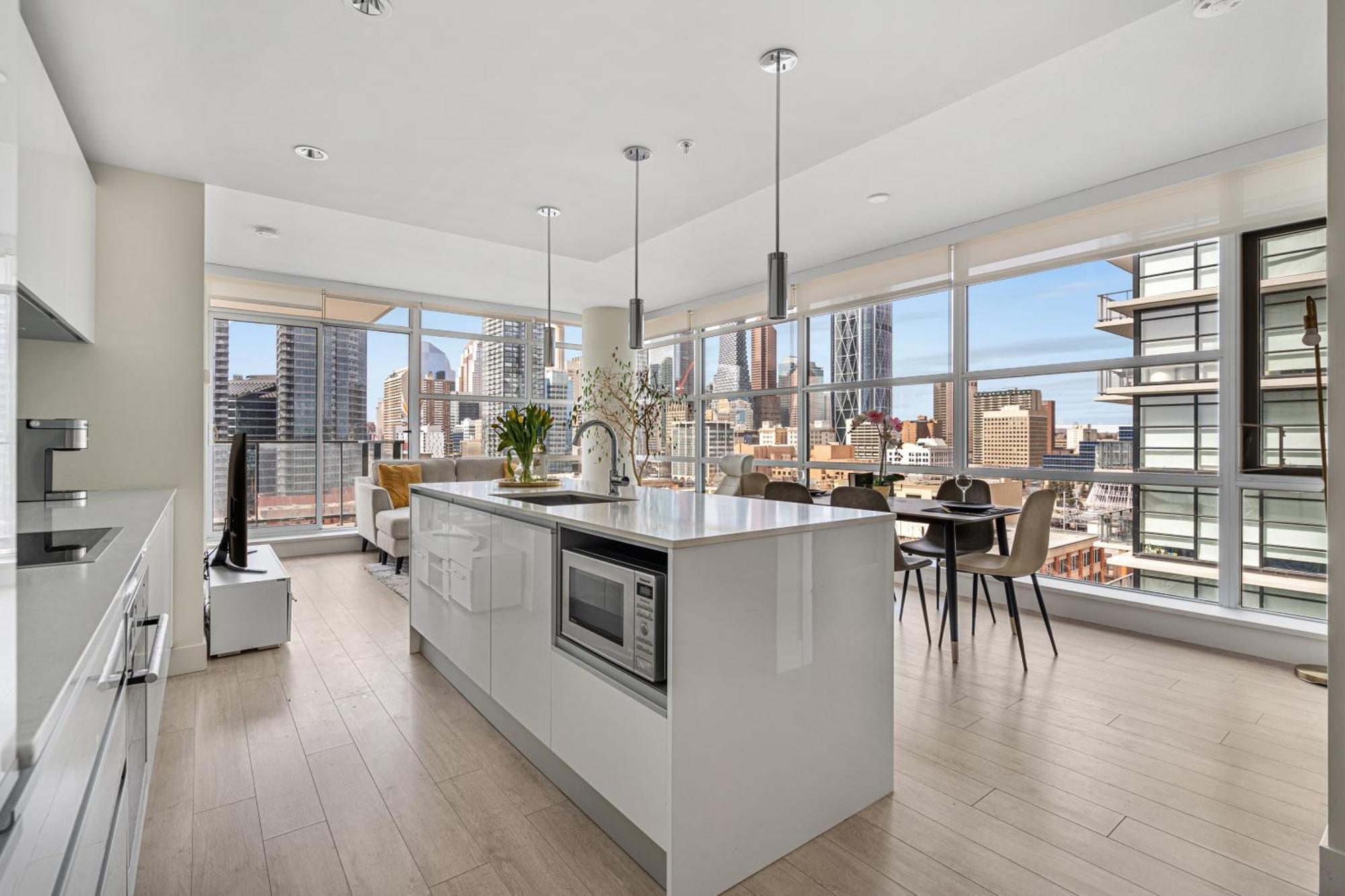 Luxury Corner Unit Dt W Panoramic Skyline City & Tower Views! Near Stampede, Bmo Centre! Free Banff Pass, Parking, Wine! Calgary Exterior photo