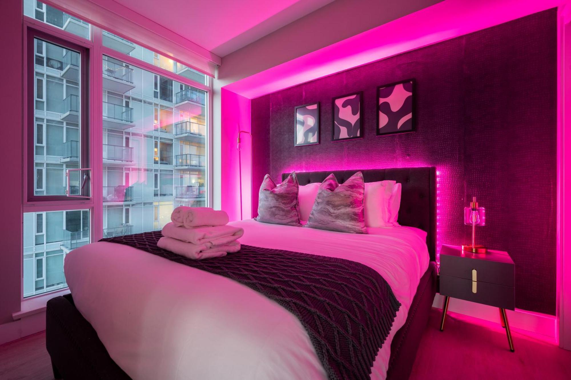 Luxury Corner Unit Dt W Panoramic Skyline City & Tower Views! Near Stampede, Bmo Centre! Free Banff Pass, Parking, Wine! Calgary Exterior photo