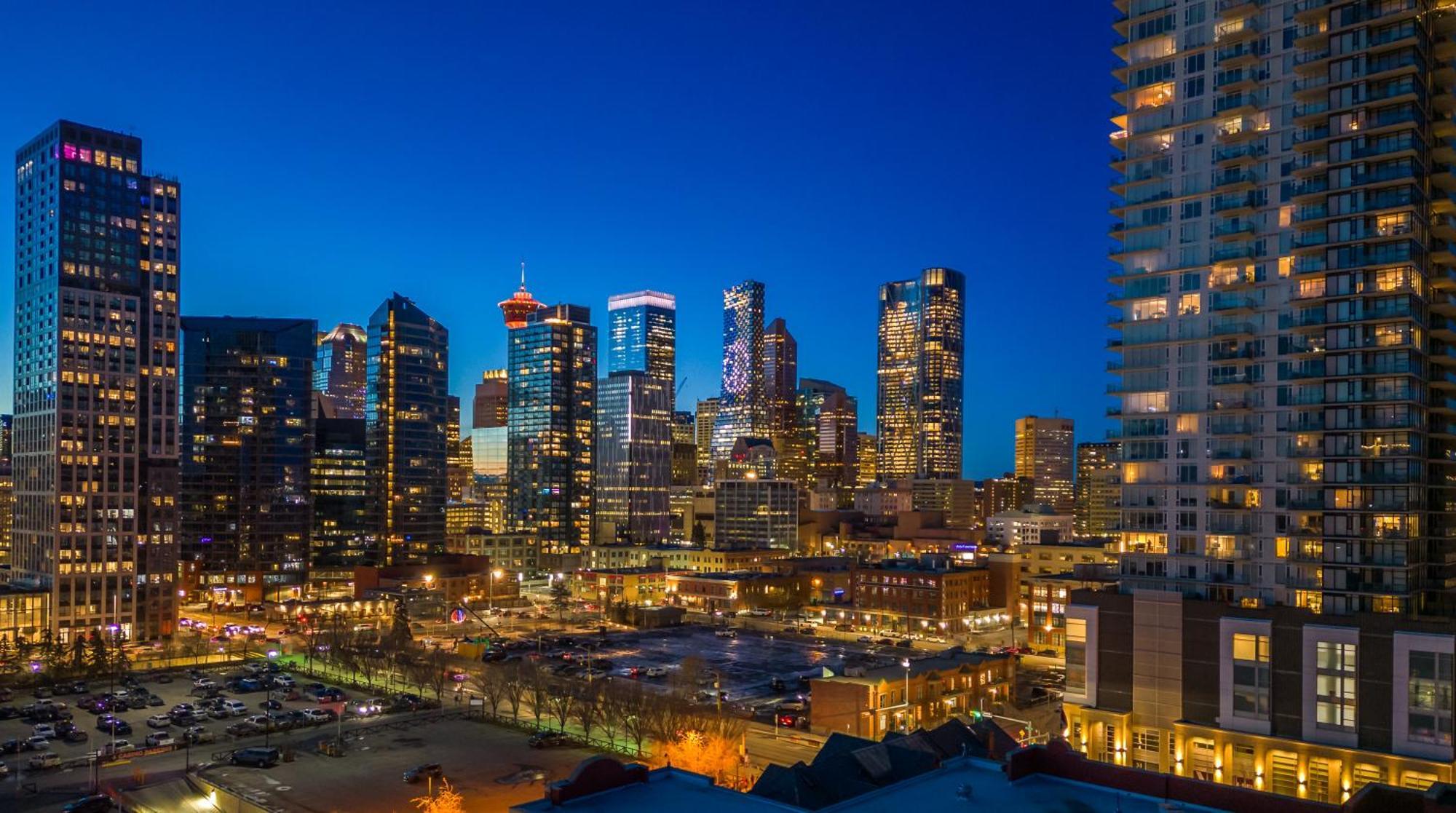 Luxury Corner Unit Dt W Panoramic Skyline City & Tower Views! Near Stampede, Bmo Centre! Free Banff Pass, Parking, Wine! Calgary Exterior photo