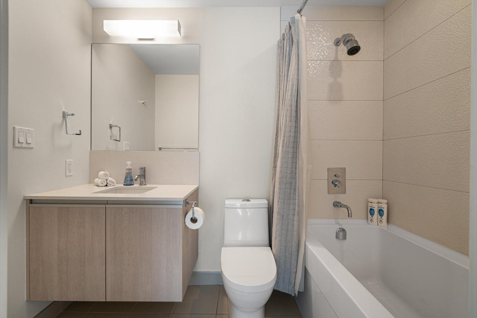 Luxury Corner Unit Dt W Panoramic Skyline City & Tower Views! Near Stampede, Bmo Centre! Free Banff Pass, Parking, Wine! Calgary Exterior photo