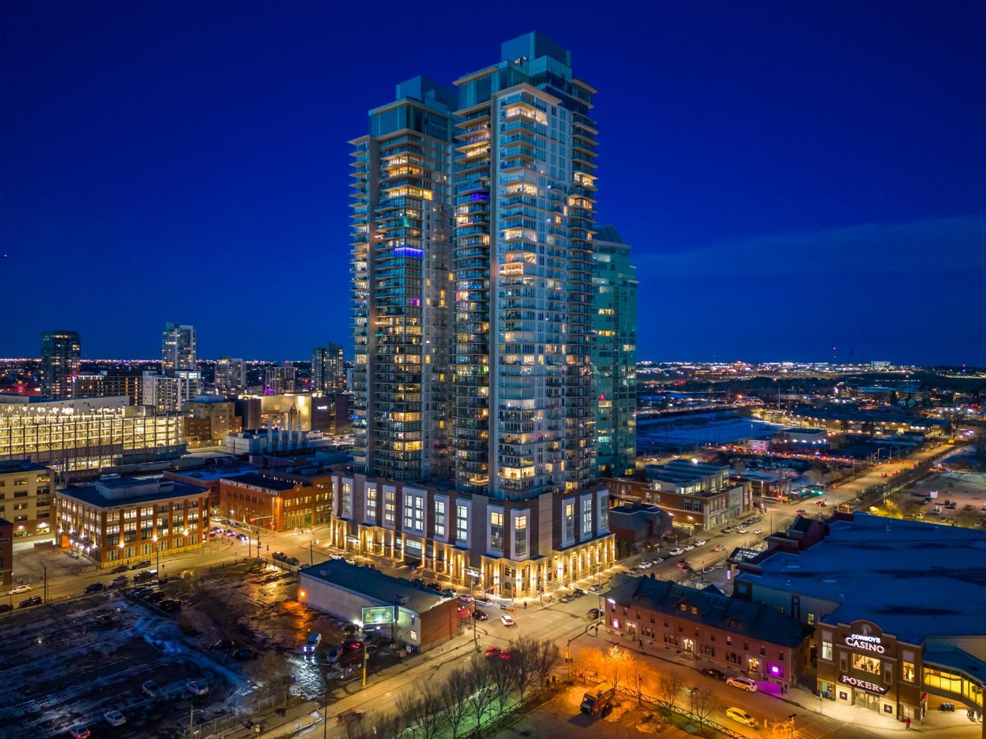 Luxury Corner Unit Dt W Panoramic Skyline City & Tower Views! Near Stampede, Bmo Centre! Free Banff Pass, Parking, Wine! Calgary Exterior photo