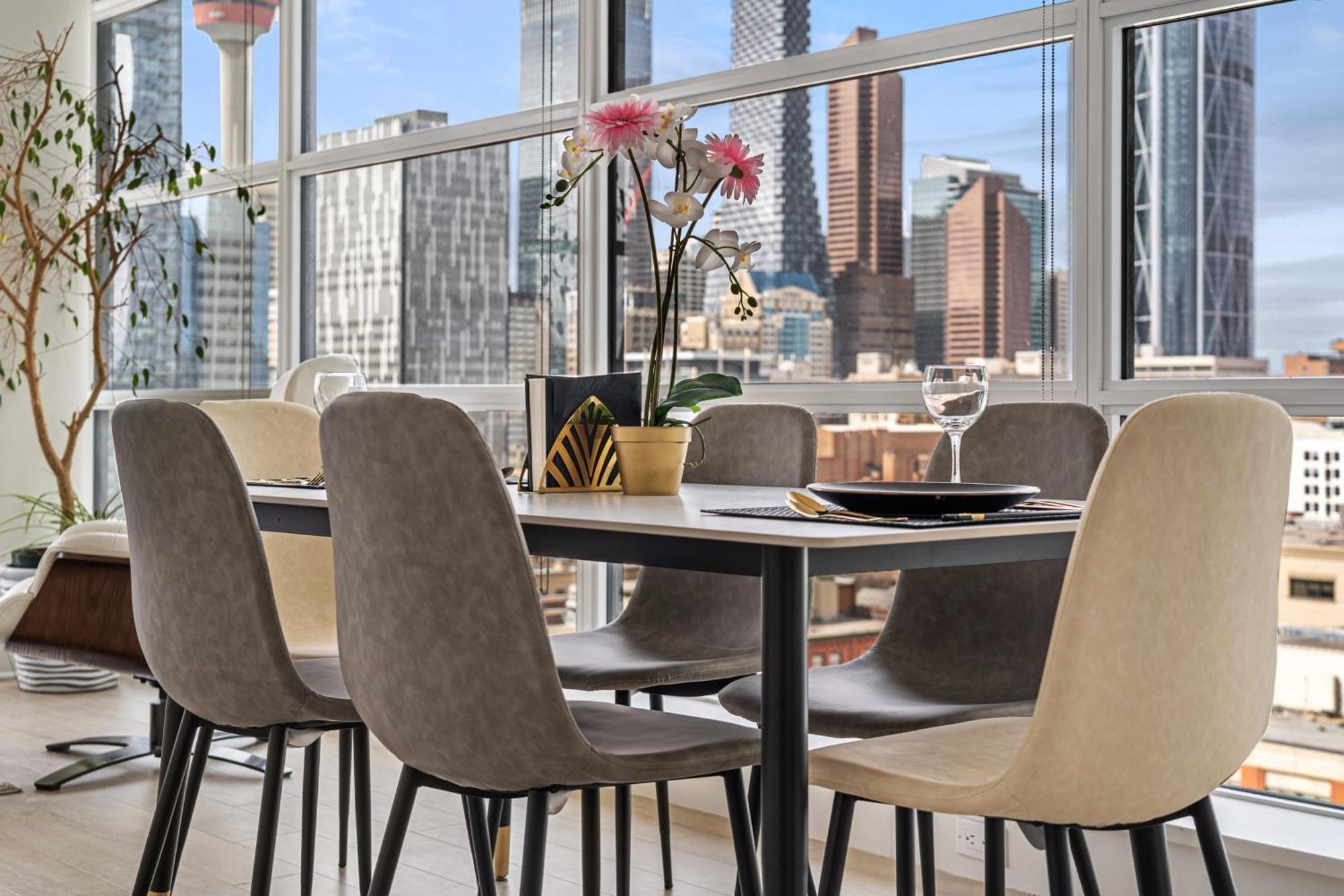 Luxury Corner Unit Dt W Panoramic Skyline City & Tower Views! Near Stampede, Bmo Centre! Free Banff Pass, Parking, Wine! Calgary Exterior photo