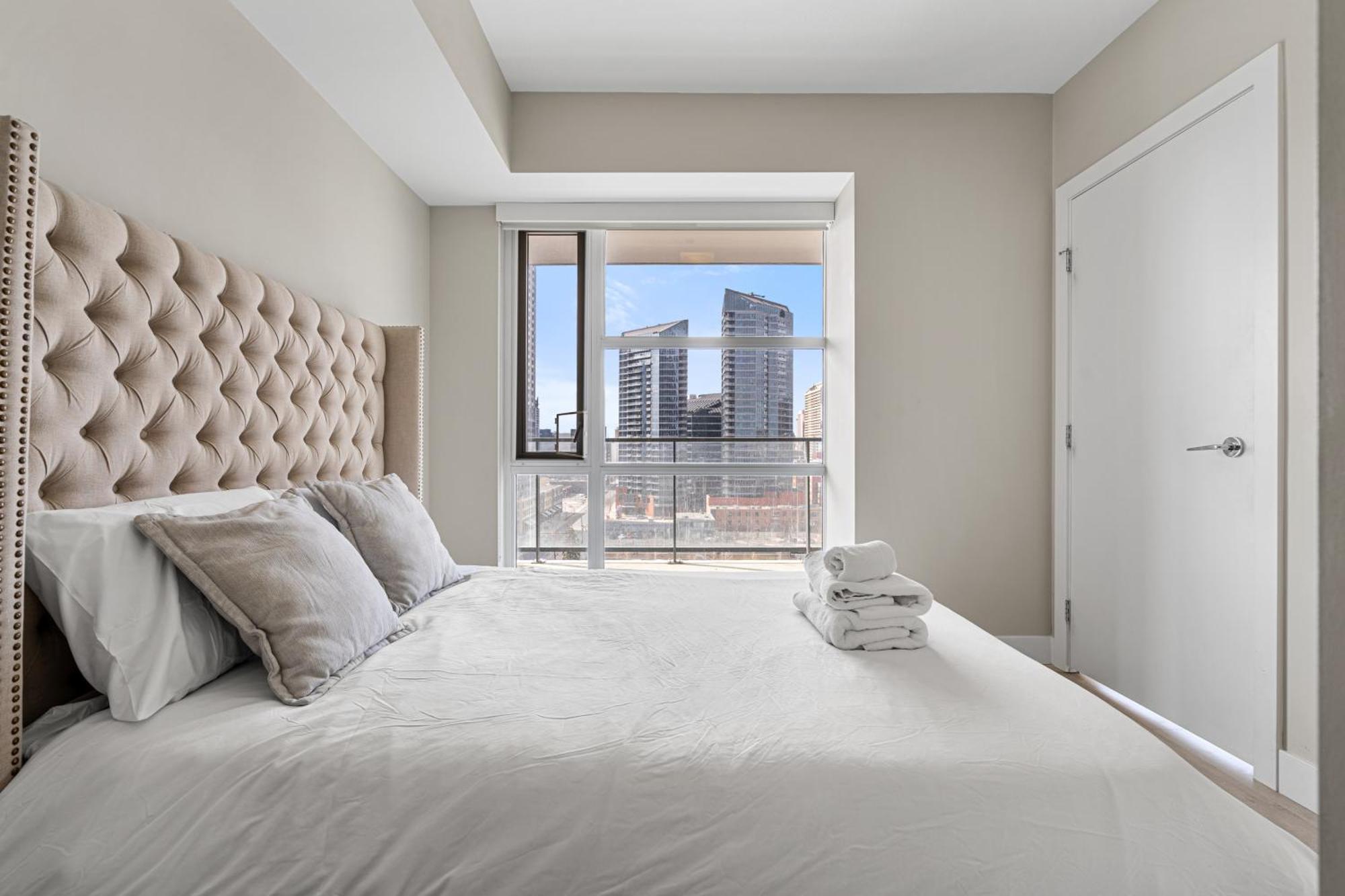 Luxury Corner Unit Dt W Panoramic Skyline City & Tower Views! Near Stampede, Bmo Centre! Free Banff Pass, Parking, Wine! Calgary Exterior photo