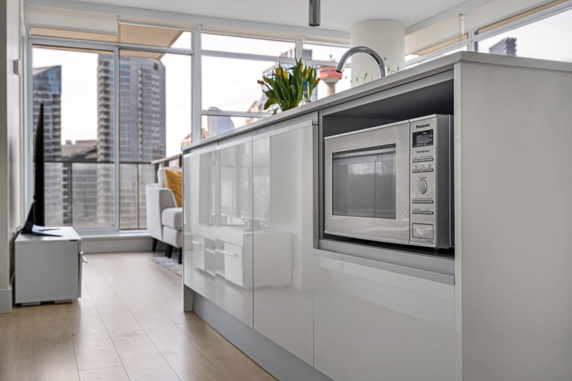 Luxury Corner Unit Dt W Panoramic Skyline City & Tower Views! Near Stampede, Bmo Centre! Free Banff Pass, Parking, Wine! Calgary Exterior photo