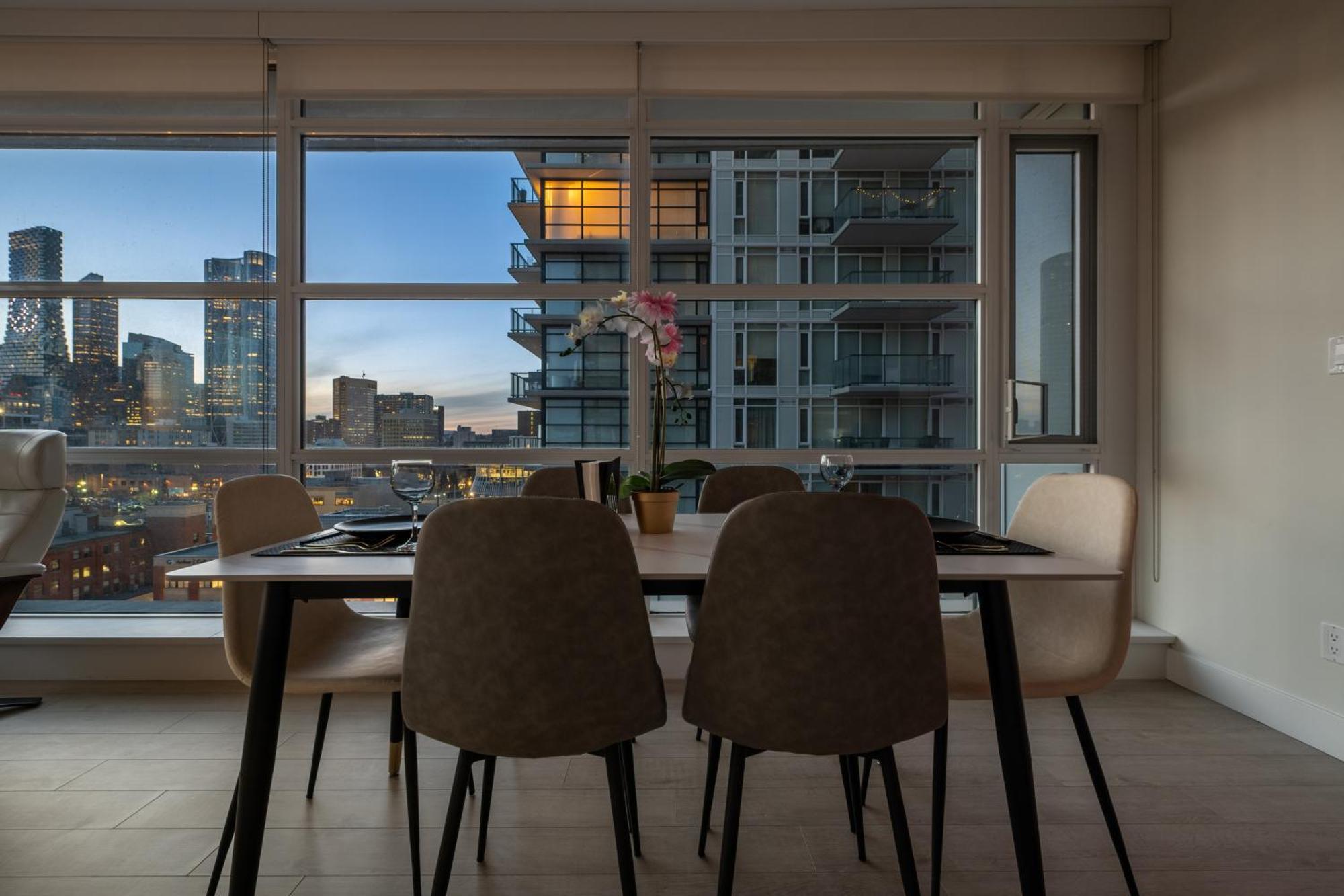 Luxury Corner Unit Dt W Panoramic Skyline City & Tower Views! Near Stampede, Bmo Centre! Free Banff Pass, Parking, Wine! Calgary Exterior photo