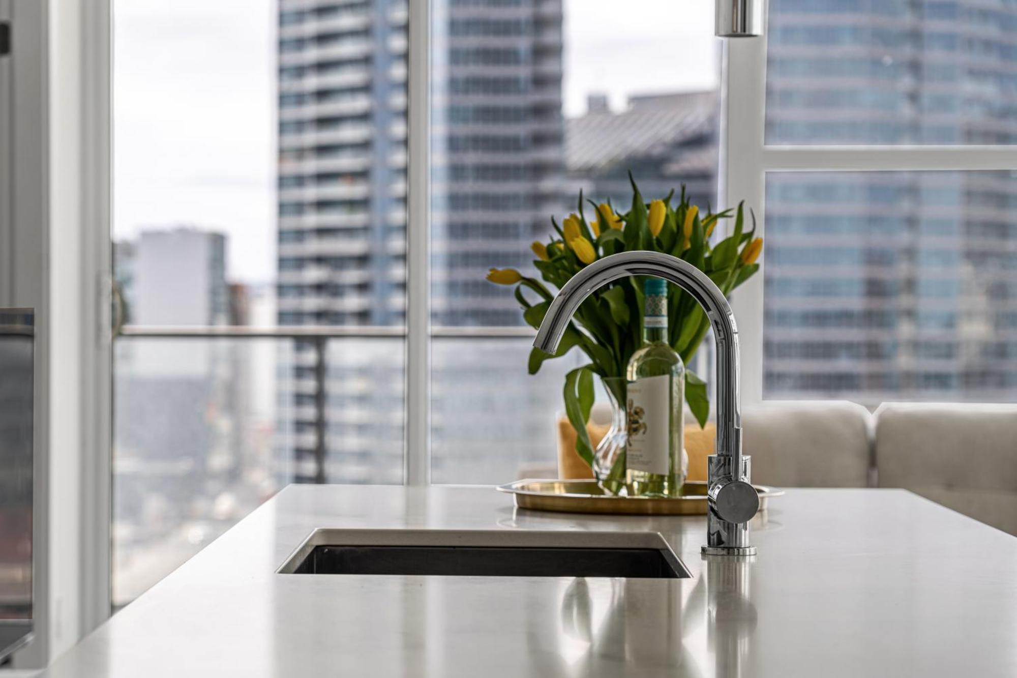 Luxury Corner Unit Dt W Panoramic Skyline City & Tower Views! Near Stampede, Bmo Centre! Free Banff Pass, Parking, Wine! Calgary Exterior photo